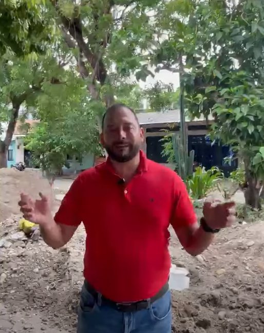 Álvaro Bedoya hablando en un barrio de La Dorada